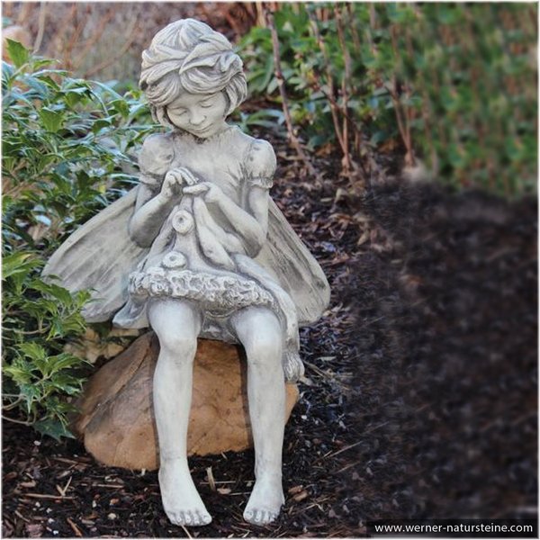 Steingussfigur Flower Fairy "Rainfarn", Figur sitzend